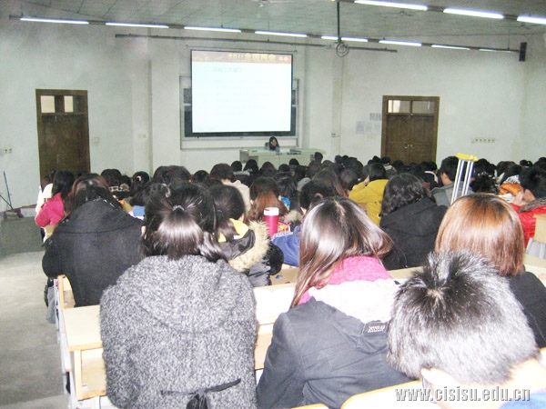 与会人员认真学习政府工作报告.jpg